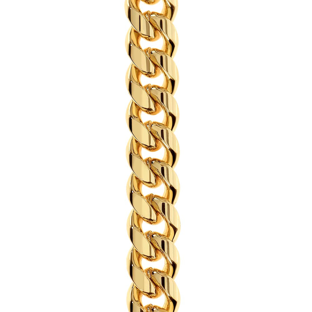 Gold Cuban link chain, close up on the links