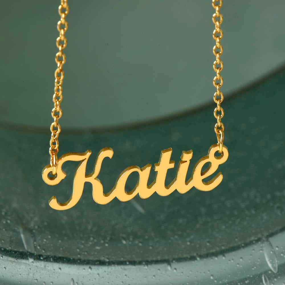 Personalized gold name necklace, close up on the pendant