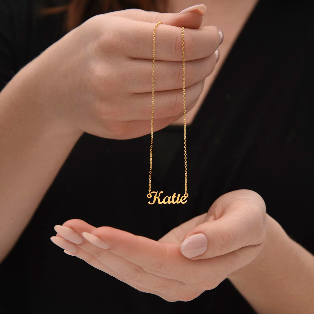Personalized gold name necklace, elegant detail